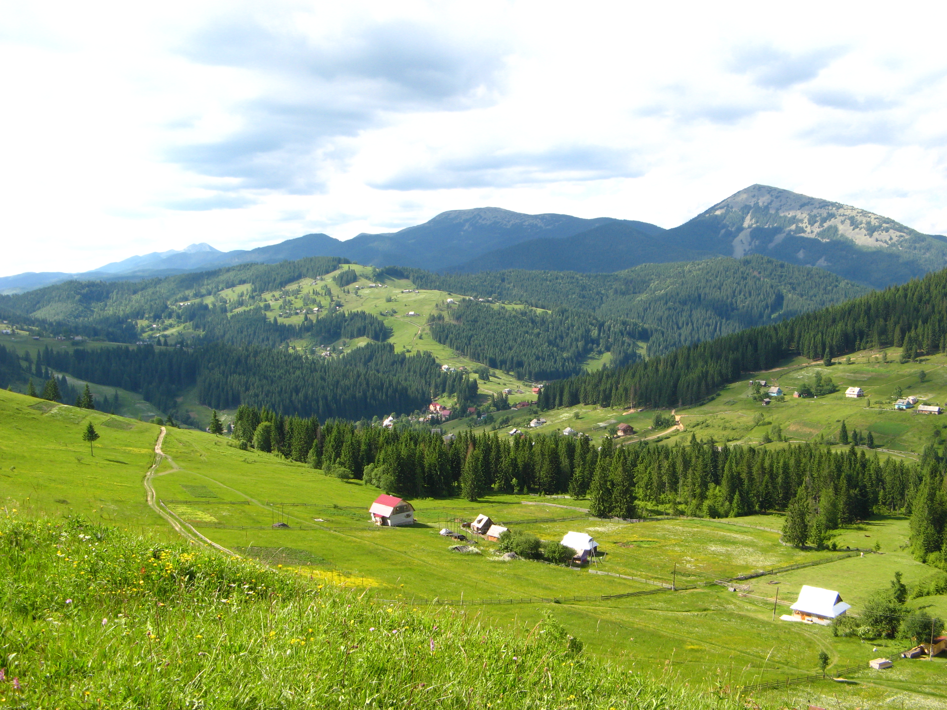 Yablunytsia, mountain village in Ukraine