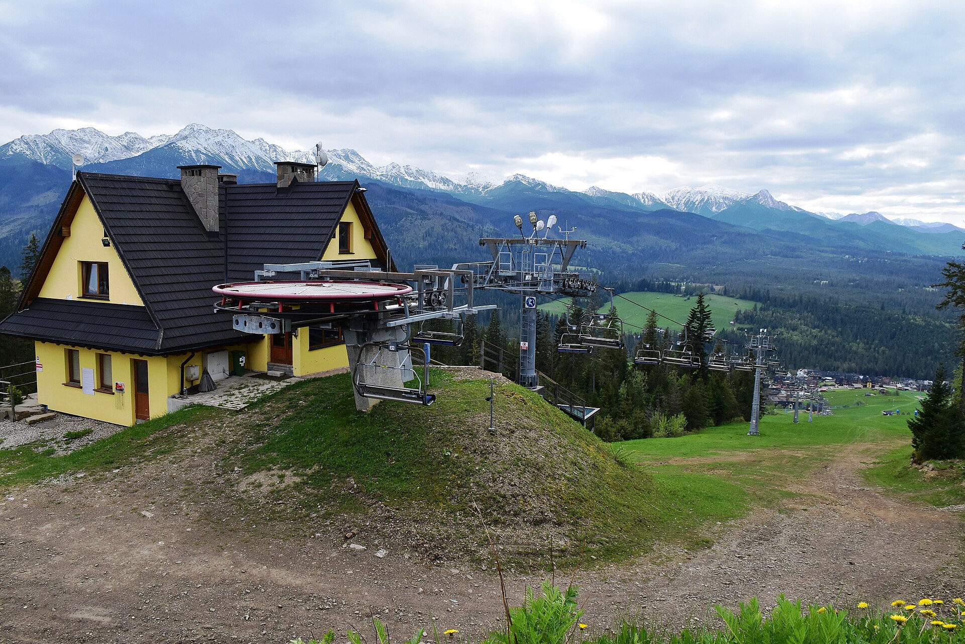 Stacja narciarska Małe Ciche — Alpine village in Poland