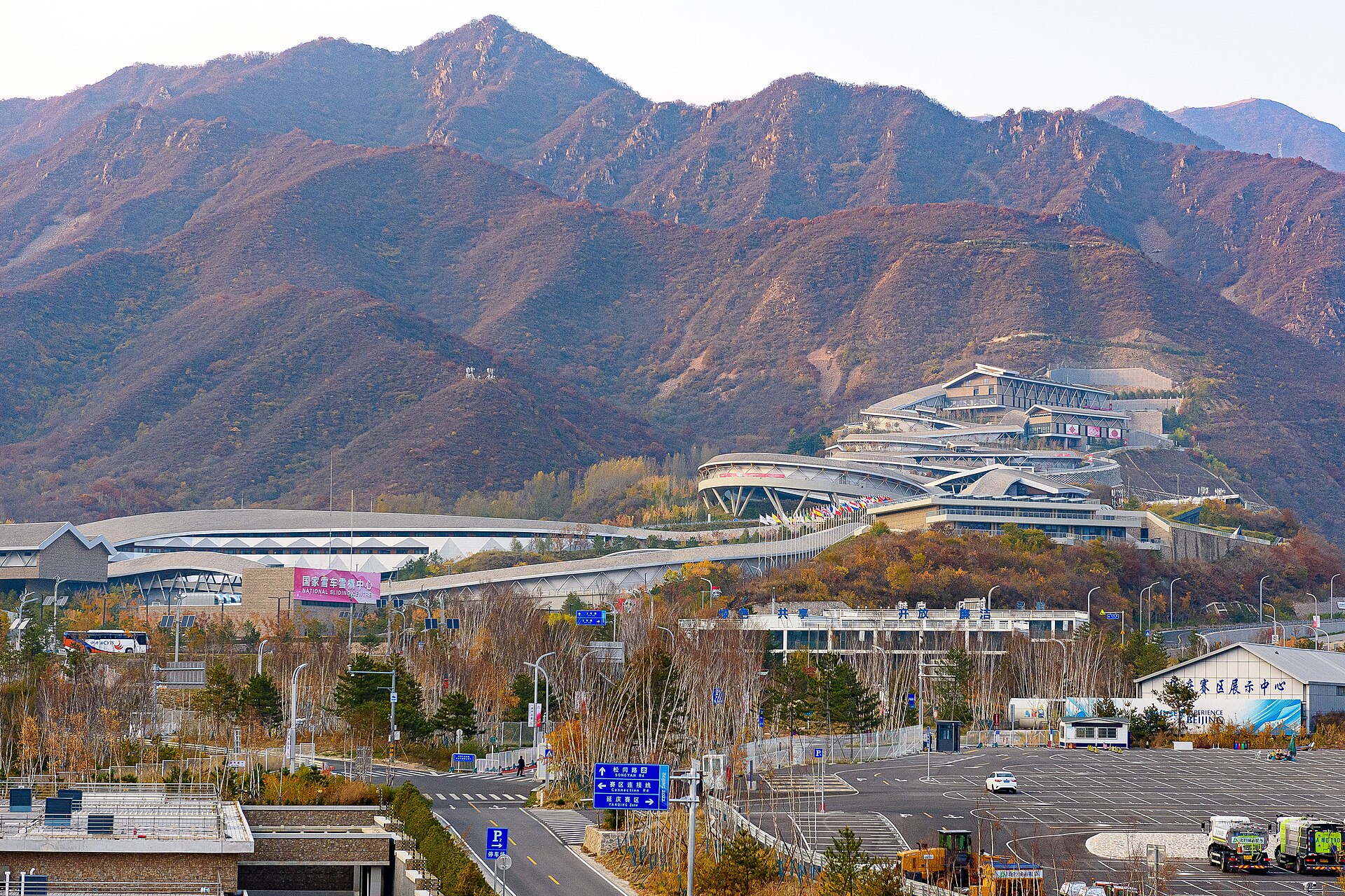 Nationales Ski-Alpin-Zentrum Xiaohaituo — Alpine village in China