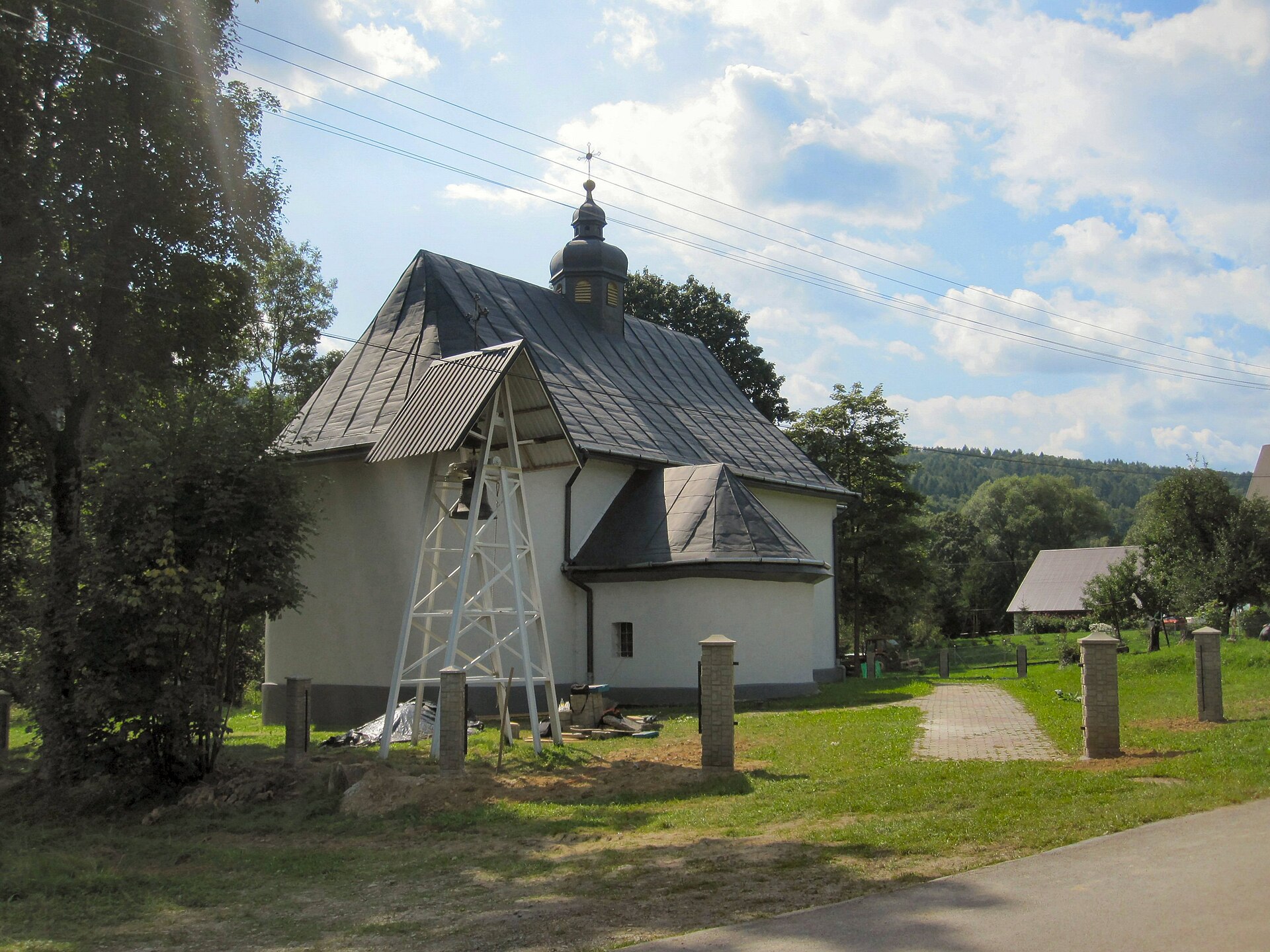 Czerwony szlak — Alpine village in Poland