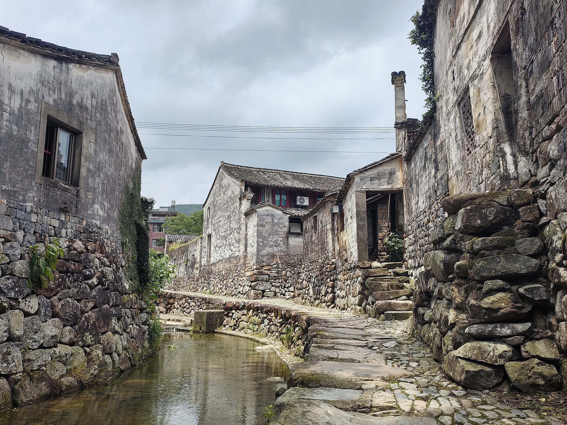 浙东第一尖滑雪场, mountain village in China