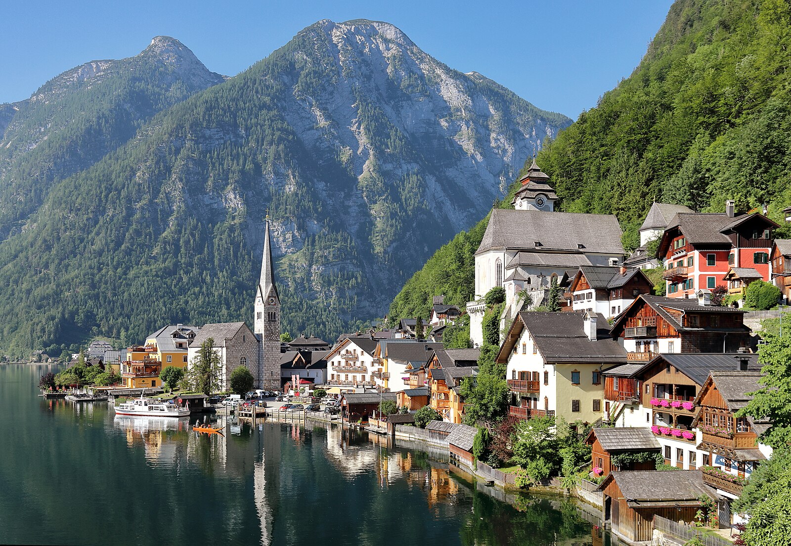 Hallstatt — Alpine village in Austria